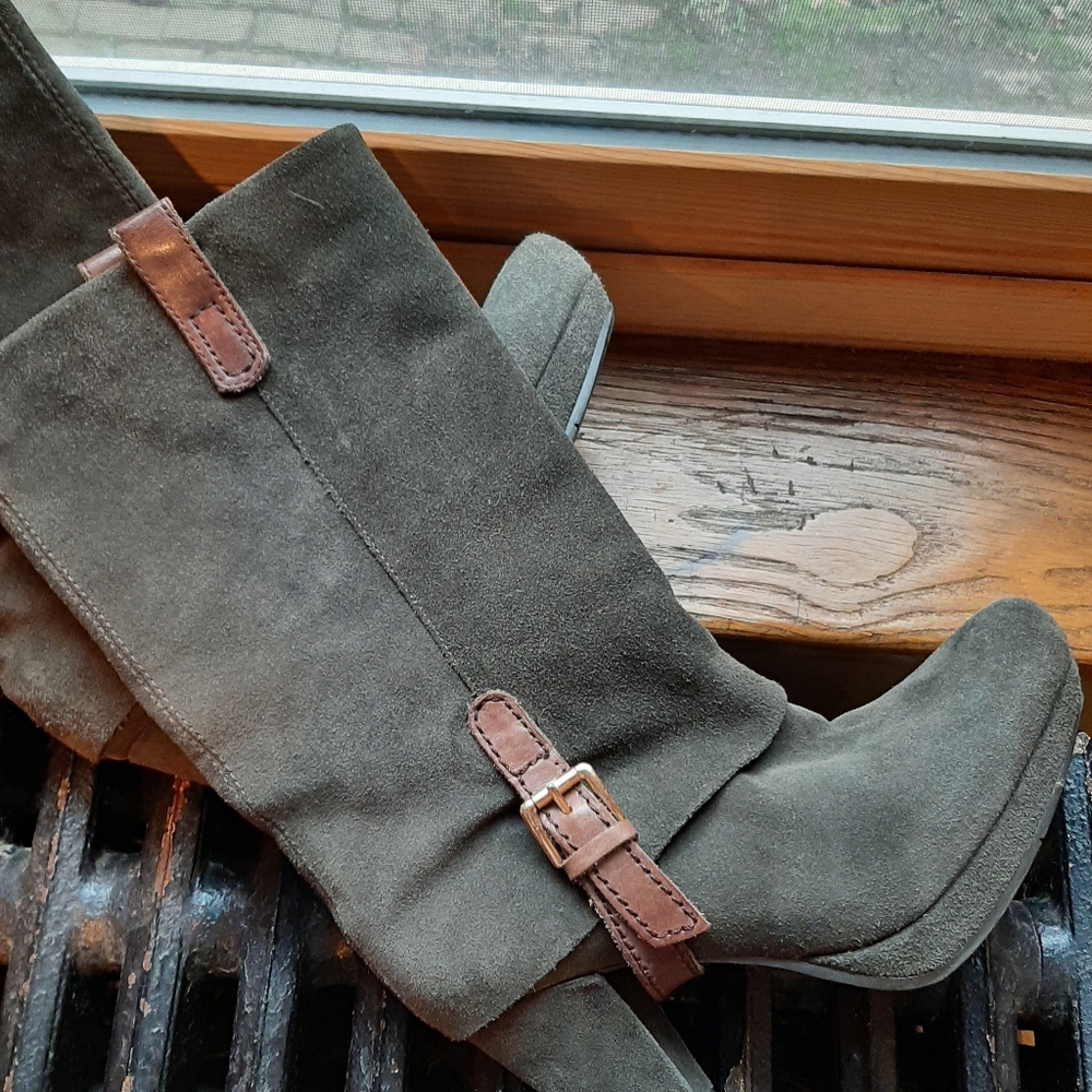 Like New EARTHIES Suede boots 8.5